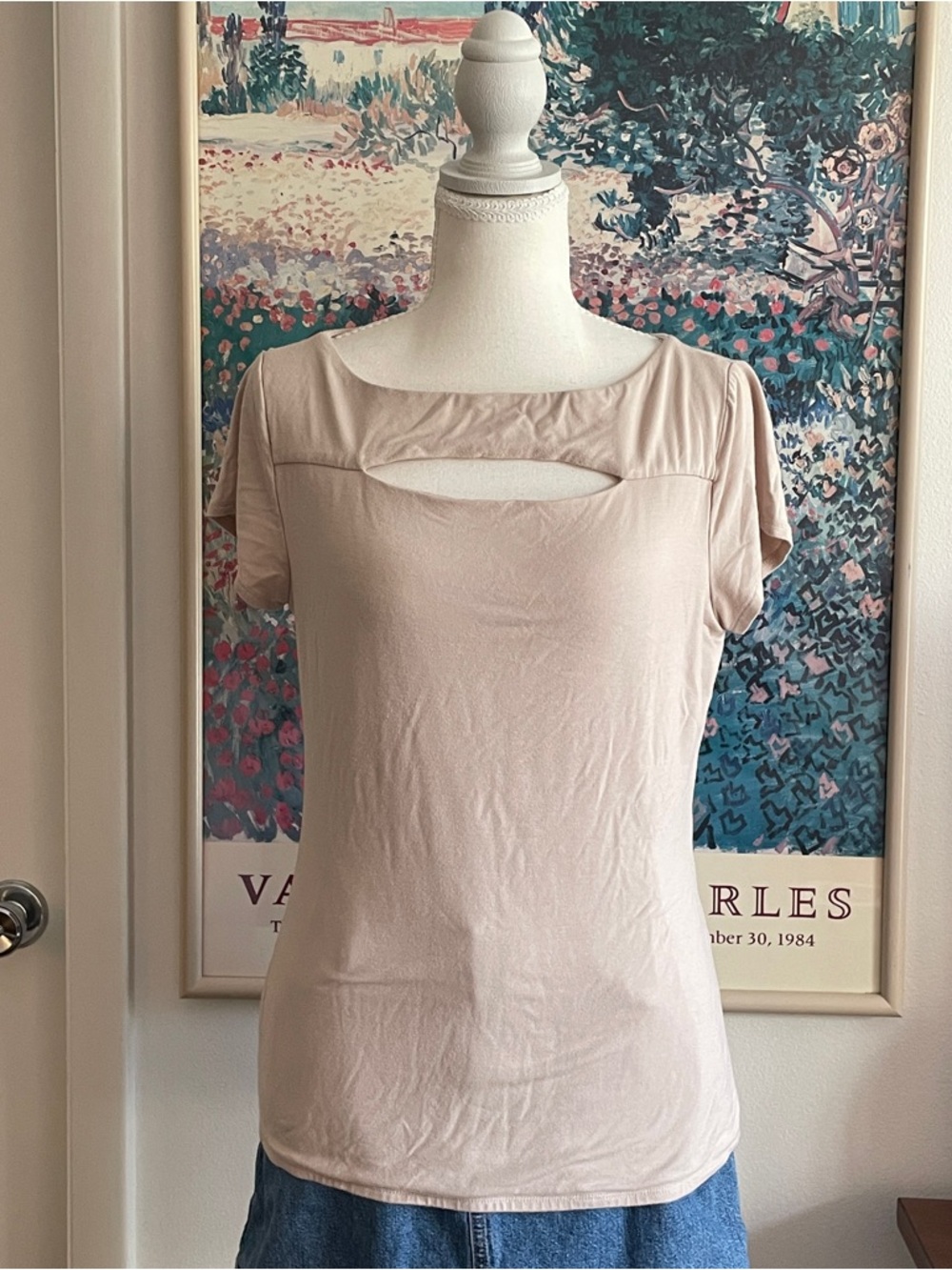 Carmen Marc Valvo Cream Short Sleeve Cutout Top M Fitted Seamless Minimalist 90s